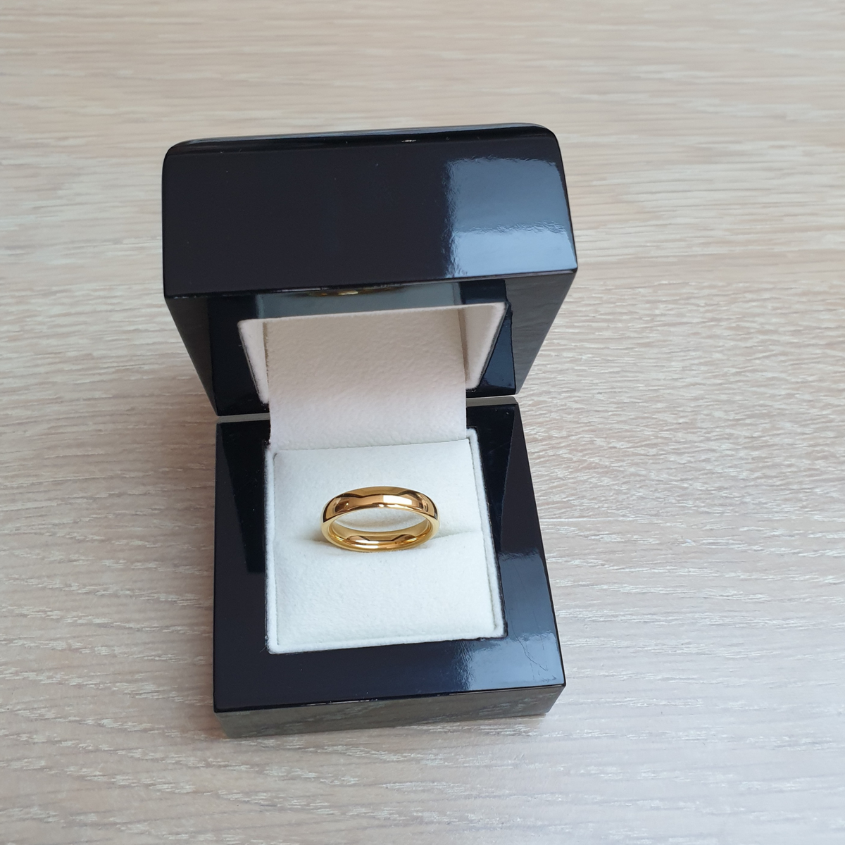 Gold 4mm Wonder Ring